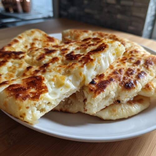 Pain plat au fromage (cheese naan)